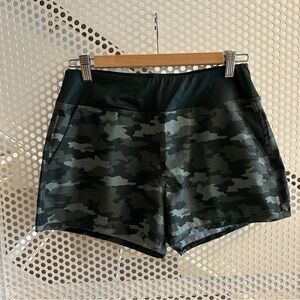 Kyodan Running Athletic Wear Shorts Size Medium in Green Camo Print 3@ Inseam